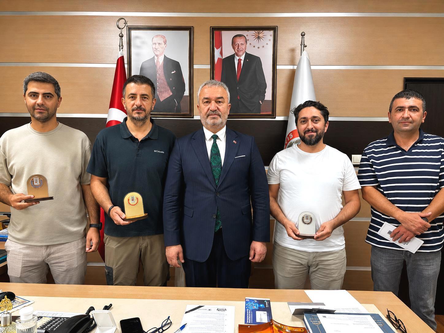 Başkan Fotoğrafçılar Maratonunda Dereceye Girenlere Ödüllerini Verdi.