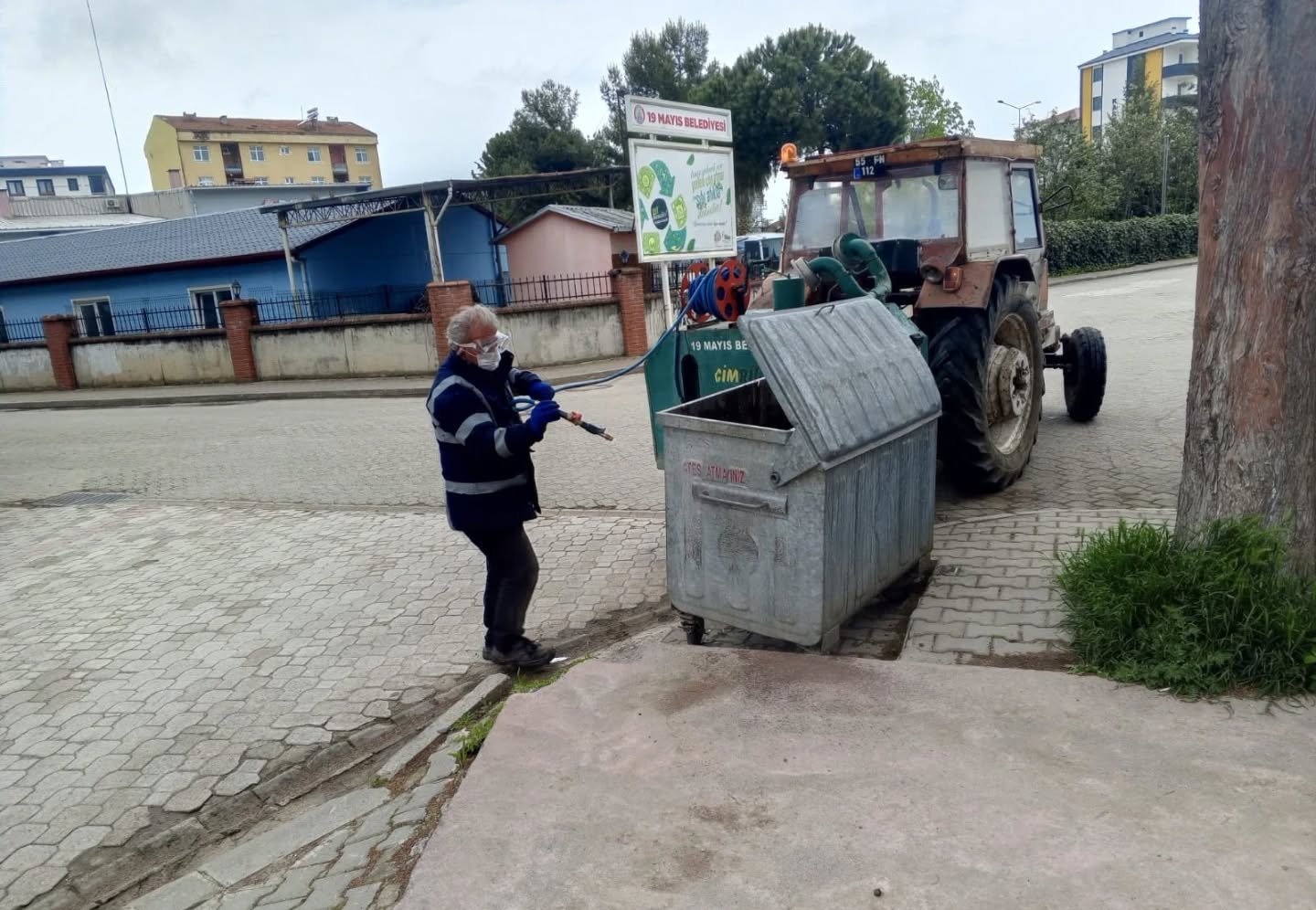 Belediyemiz Çöp Konteyneri Dezenfeksiyonu ve Haşere İlaçlama Çalışmalarına Devam Ediyor.