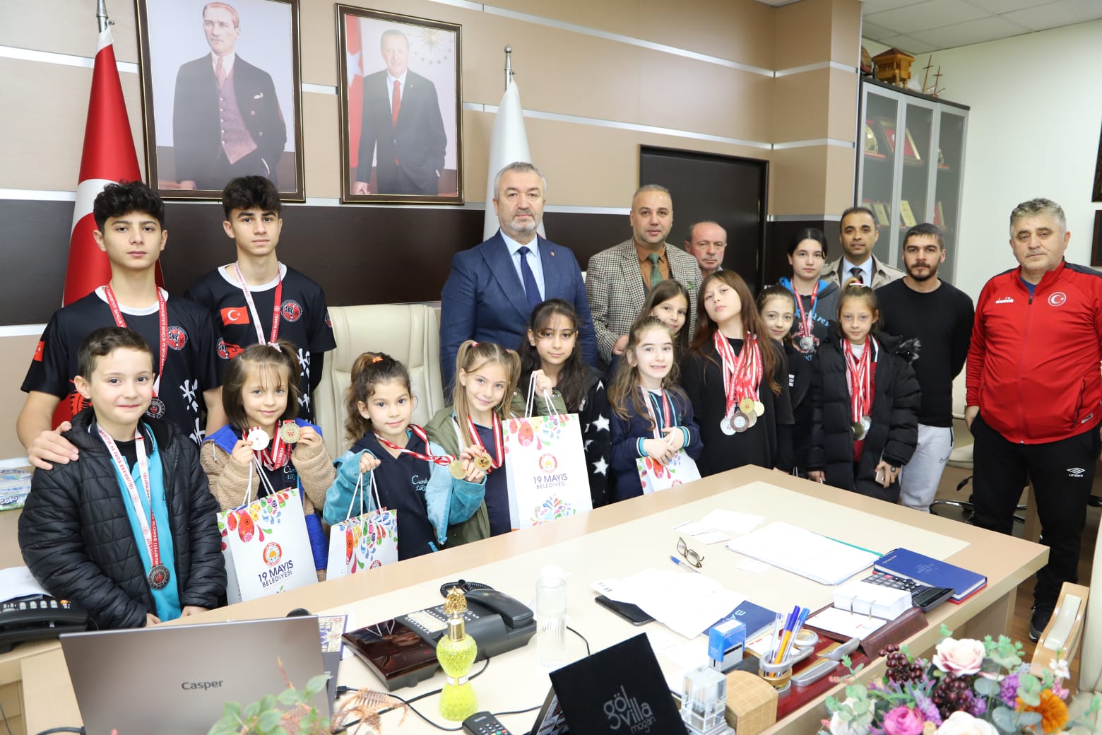 Karate Sporcuları Başkan Topaloğlu’nu Ziyaret Etti.