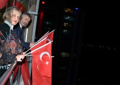 Balkonlarını bayraklarla süsleyen ve tam 21.00'da İstiklal Marşımıza eşlik eden tüm vatandaşlarımıza teşekkür ediyoruz.  #23NisanUlusalEgemenlikveCocukBayramı 